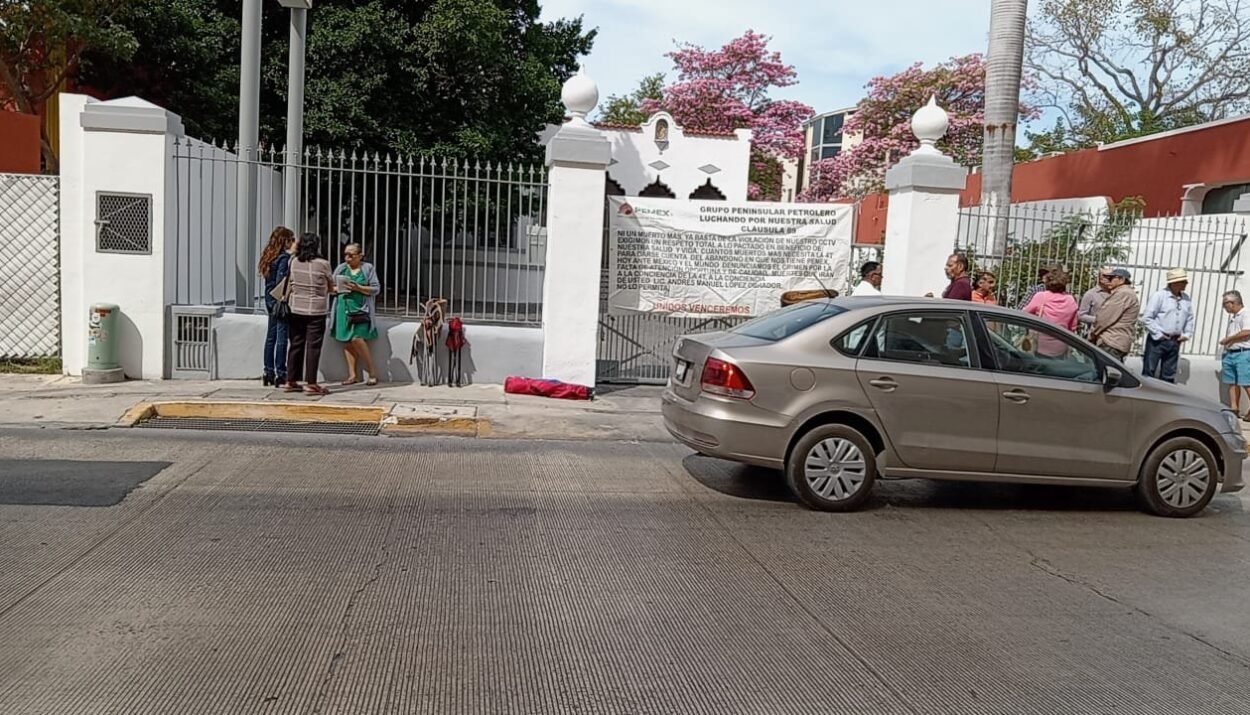 Jubilados de Pemex pierden servicio básico de salud